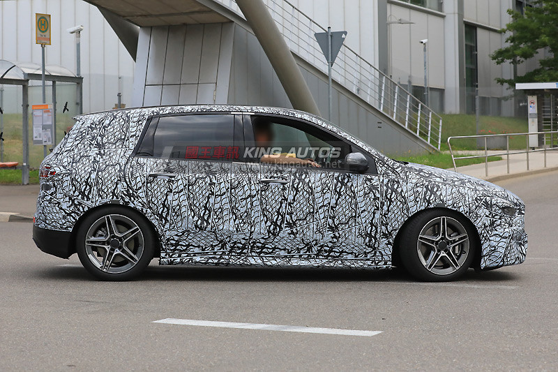 全新《Mercedes-Benz B-Class》大幅削去偽裝 市售車預計下半年登場 全新《Mercedes-Benz B-Class》大幅削去偽裝 市售車預計下半年登場