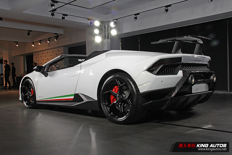 《Lamborghini Huracán Performante Spyder》正式抵臺 報價1,920萬元同展風情與激情 《Lamborghini Huracán Performante Spyder》正式抵臺 報價1,920萬元同展風情與激情