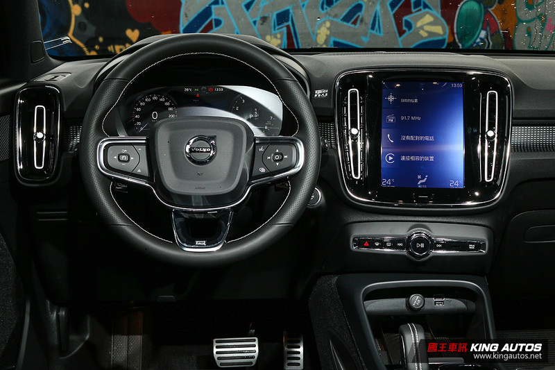 和你想的不一樣 — 《Volvo XC40 T4 R-Design》試車報導 和你想的不一樣 — 《Volvo XC40 T4 R-Design》試車報導