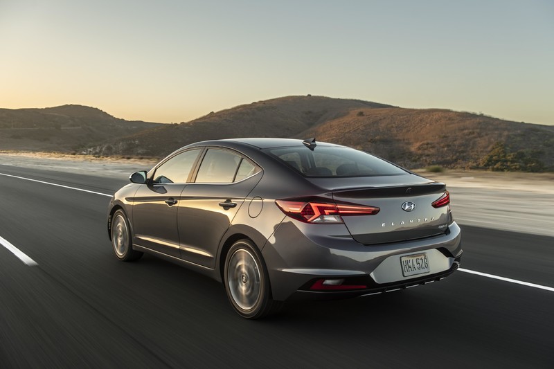 小改款《Hyundai Elantra》變臉現身 美國市場主打安全進化 小改款《Hyundai Elantra》變臉現身 美國市場主打安全進化
