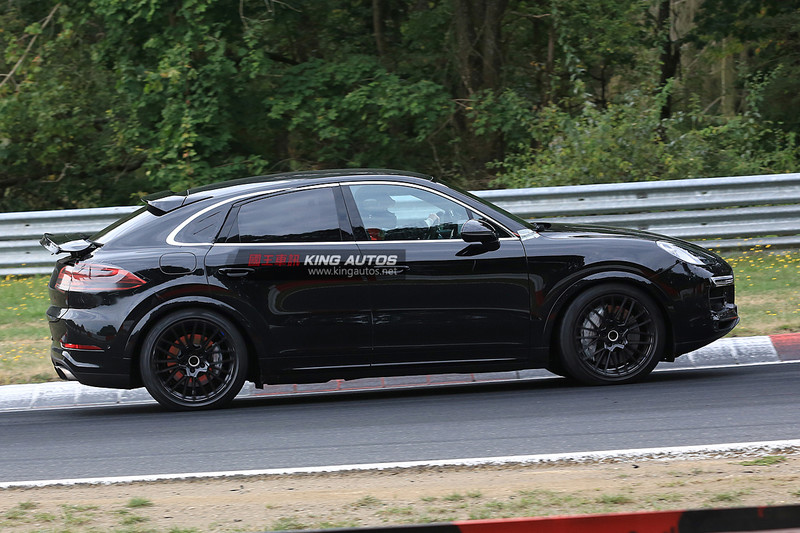 《Porsche Cayenne Coupé》原型車前進紐柏林 大面積升降尾翼設計曝光 《Porsche Cayenne Coupé》原型車前進紐柏林 大面積升降尾翼設計曝光