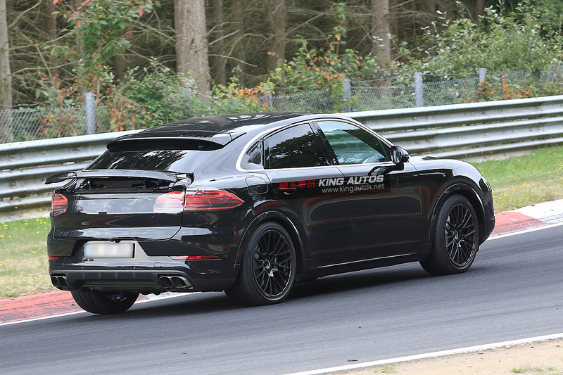 《Porsche Cayenne Coupé》原型車前進紐柏林 大面積升降尾翼設計曝光 《Porsche Cayenne Coupé》原型車前進紐柏林 大面積升降尾翼設計曝光