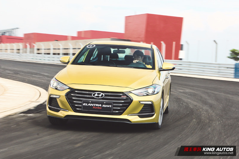 【市場分析】高規低賣搶市場 《Hyundai Elantra 1.6汽油旗艦版》才是真正的牛肉? 【市場分析】高規低賣搶市場 《Hyundai Elantra 1.6汽油旗艦版》才是真正的牛肉?