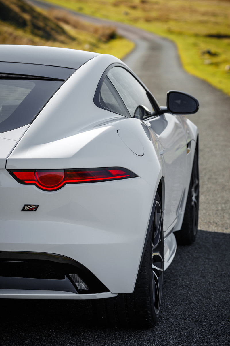 熱血70年《Jaguar F-Type Chequered Flag》方格旗元素特仕上身 熱血70年《Jaguar F-Type Chequered Flag》方格旗元素特仕上身