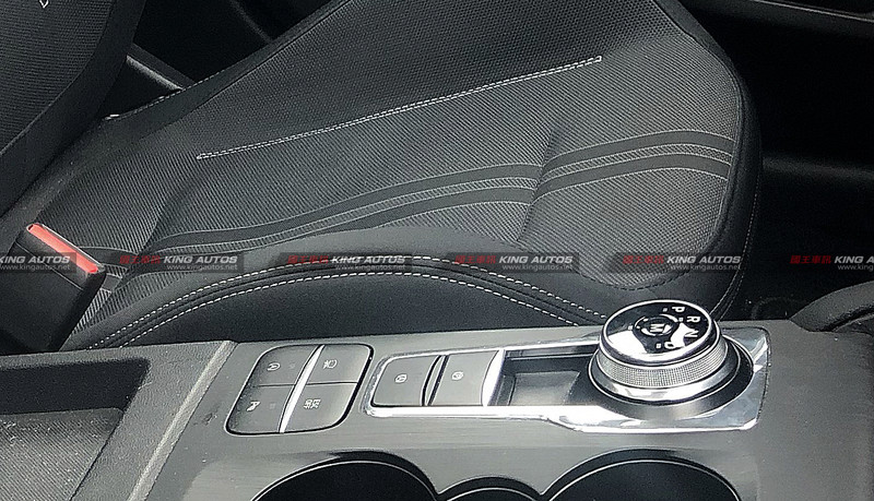 新世代《Ford Focus ST》內裝曝光 自排變速箱及Recaro座椅成亮點 新世代《Ford Focus ST》內裝曝光 自排變速箱及Recaro座椅成亮點