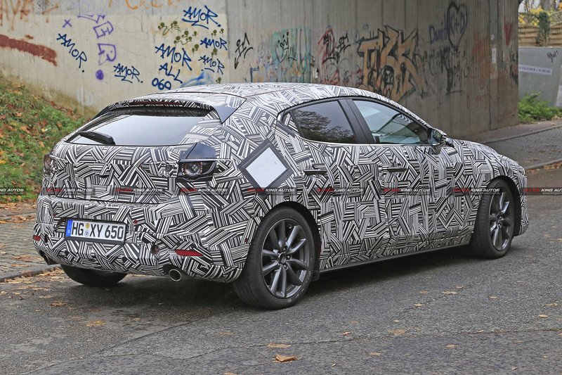 新世代《Mazda3》現身前最終偽裝 魂動設計與動力科技再進化 新世代《Mazda3》現身前最終偽裝 魂動設計與動力科技再進化