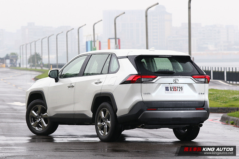 車系主將登場 ─《Toyota RAV4 2.0》旗艦版試駕報導 車系主將登場 ─《Toyota RAV4 2.0》旗艦版試駕報導