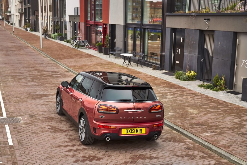 2020年式《Mini Clubman》亮相,跟進換上米字旗LED尾燈 2020年式《Mini Clubman》亮相,跟進換上米字旗LED尾燈