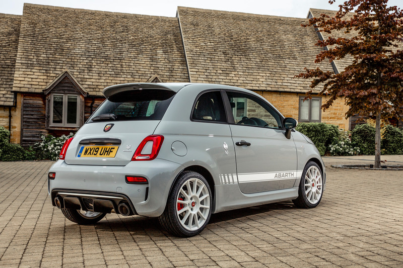 直接標配Esseesse改裝套件 《Abarth》推出《595 Esseesse》頂級性能車型 直接標配Esseesse改裝套件 《Abarth》推出《595 Esseesse》頂級性能車型