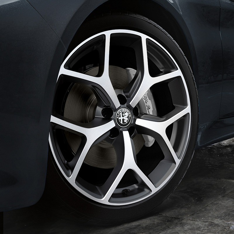 《Alfa Romeo Giulia Super Monochrome Edition》日本限量特仕添優雅 《Alfa Romeo Giulia Super Monochrome Edition》日本限量特仕添優雅