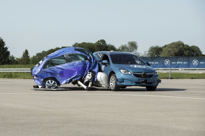 降低側撞傷害 《ZF》展示全球首個車外氣囊系統 降低側撞傷害 《ZF》展示全球首個車外氣囊系統