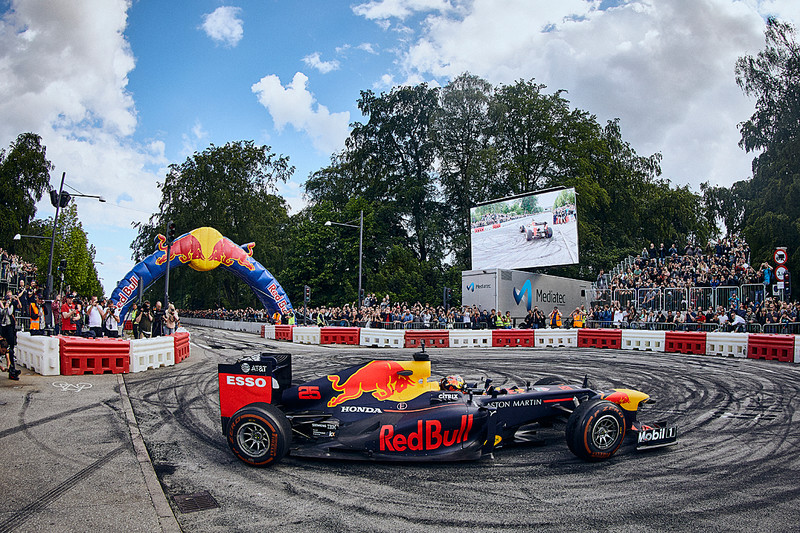 《Red Bull Pit Stop Challenge》首度登臺挑戰F1技師換胎作業 預告F1 Show Run明年來臺 《Red Bull Pit Stop Challenge》首度登臺挑戰F1技師換胎作業 預告F1 Show Run明年來臺