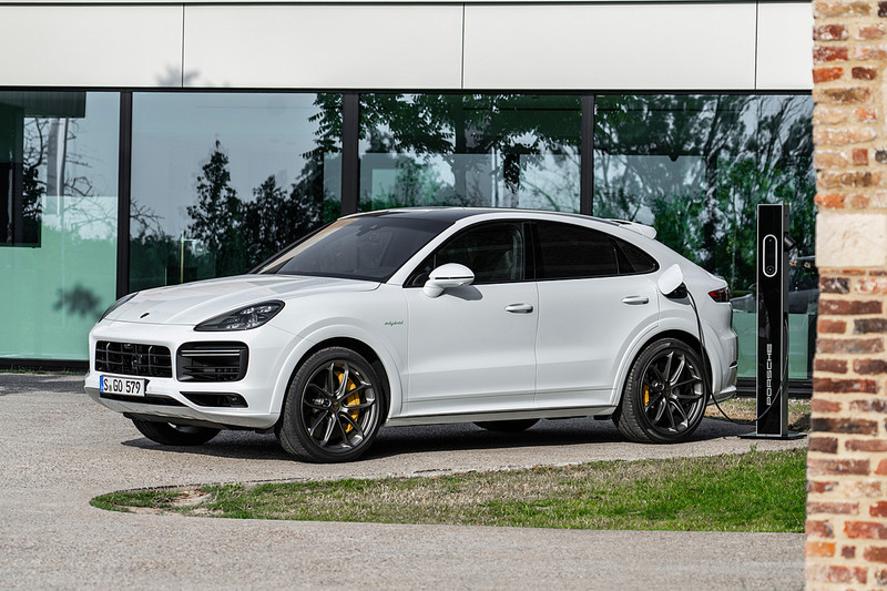 《Porsche Cayenne》與《Cayenne Coupé》補齊油電動力 Turbo S E-Hybrid強勢入駐 《Porsche Cayenne》與《Cayenne Coupé》補齊油電動力 Turbo S E-Hybrid強勢入駐