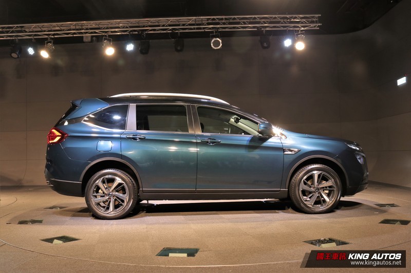 全新SUV車款亮相 《Luxgen URX》將於年底前上市 全新SUV車款亮相 《Luxgen URX》將於年底前上市