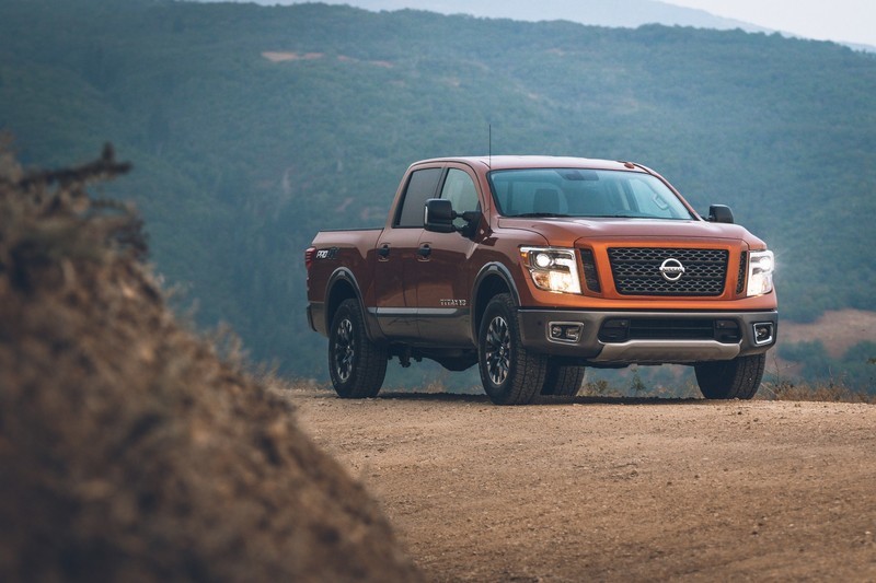 首見紅色樣式廠徽 小改款《Nissan Titan》登場前搶先露臉 首見紅色樣式廠徽 小改款《Nissan Titan》登場前搶先露臉