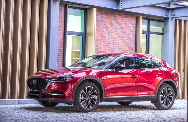 小改款《Mazda CX-4》驚豔亮相 家族化深邃面貌搭配搶眼紅黑座艙鋪陳 小改款《Mazda CX-4》驚豔亮相 家族化深邃面貌搭配搶眼紅黑座艙鋪陳