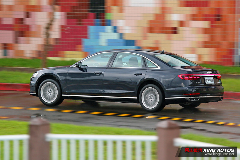 當科技饗宴碰上雙B情結 ─ 新世代《Audi A8 L 55 TFSI quattro Premium》試駕報導 當科技饗宴碰上雙B情結 ─ 新世代《Audi A8 L 55 TFSI quattro Premium》試駕報導
