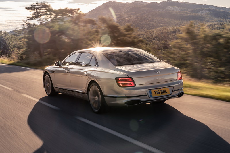 《Bentley Flying Spur Blackline》酷黑風格套件上身添氣勢 《Bentley Flying Spur Blackline》酷黑風格套件上身添氣勢