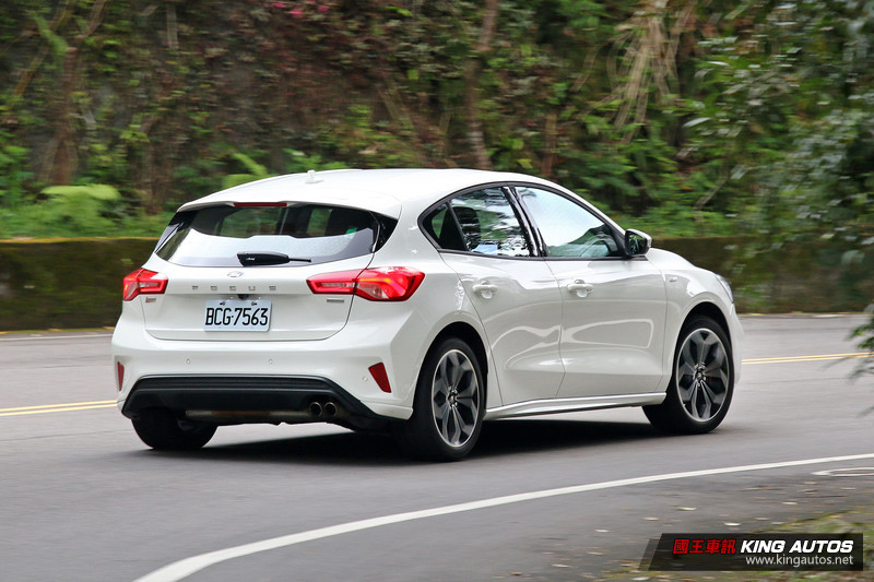 【國王BUY駕】出多連桿就買?《Ford Focus ST-Line Lommel》實測與扭力樑比較 【國王BUY駕】出多連桿就買?《Ford Focus ST-Line Lommel》實測與扭力樑比較