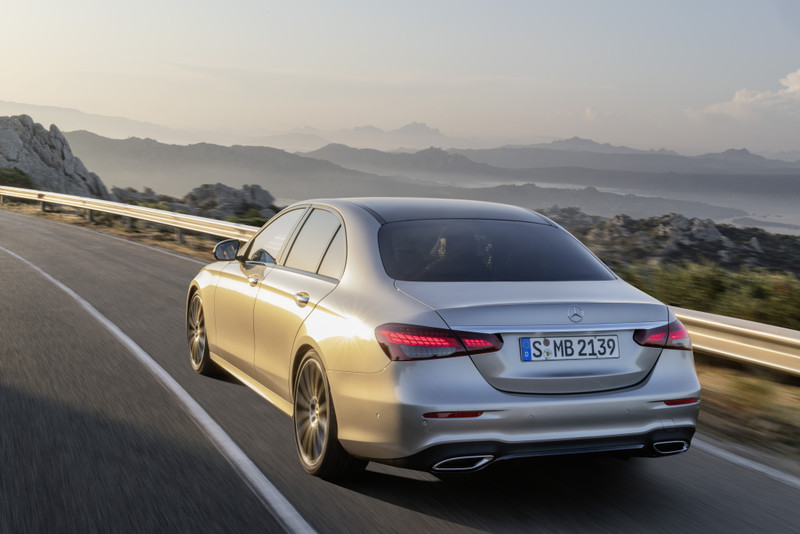 小改款《Mercedes-Benz E-Class》準時報到 換上最新家族化設計風格 小改款《Mercedes-Benz E-Class》準時報到 換上最新家族化設計風格