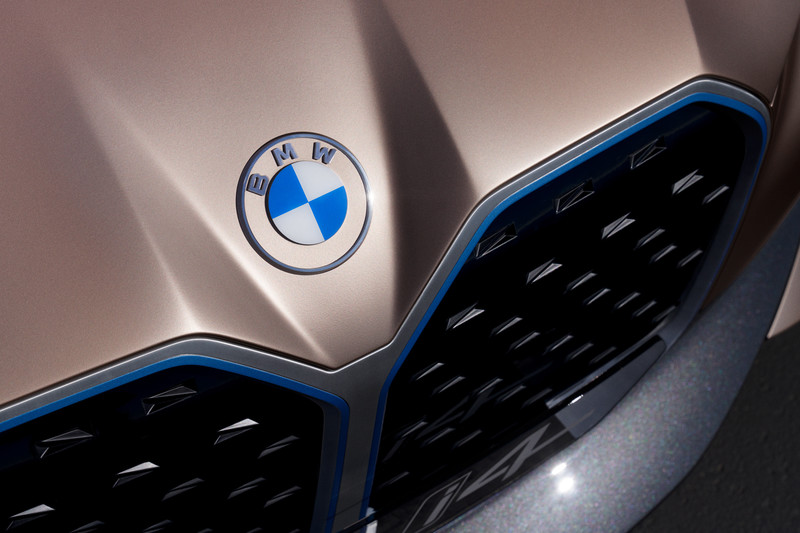 新廠徽加大鼻孔 《BMW Concept i4》展示全新品牌識別設計 新廠徽加大鼻孔 《BMW Concept i4》展示全新品牌識別設計