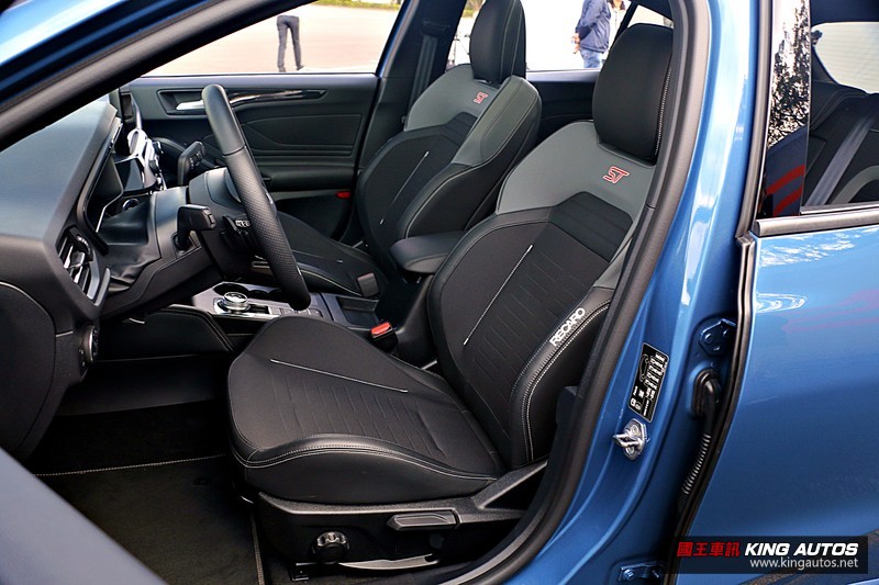 大呼過癮!136.8萬,該選Ford Focus ST 還是7.5代Golf GTI?一次總整理。 大呼過癮!136.8萬,該選Ford Focus ST 還是7.5代Golf GTI?一次總整理。
