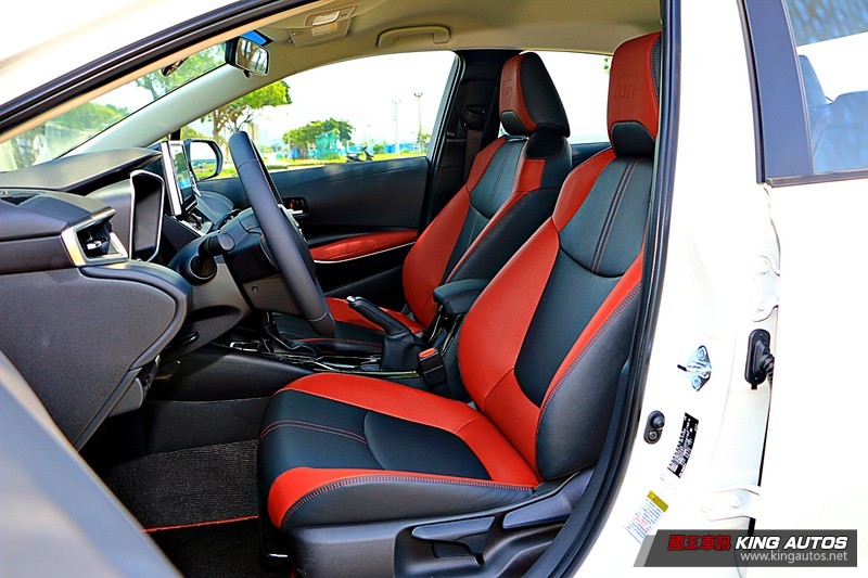 《Toyota Corolla Altis Hybrid GR Sport》或《Ford Focus 四門 EcoBoost 18 《Toyota Corolla Altis Hybrid GR Sport》或《Ford Focus 四門 EcoBoost 18