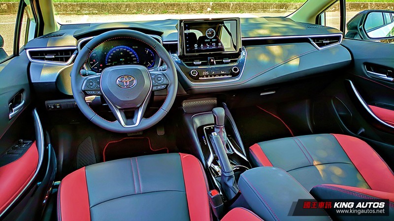 《Toyota Corolla Altis Hybrid GR Sport》或《Ford Focus 四門 EcoBoost 18 《Toyota Corolla Altis Hybrid GR Sport》或《Ford Focus 四門 EcoBoost 18