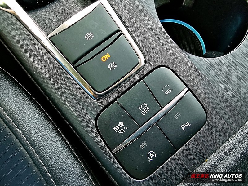 《Toyota Corolla Altis Hybrid GR Sport》或《Ford Focus 四門 EcoBoost 18 《Toyota Corolla Altis Hybrid GR Sport》或《Ford Focus 四門 EcoBoost 18