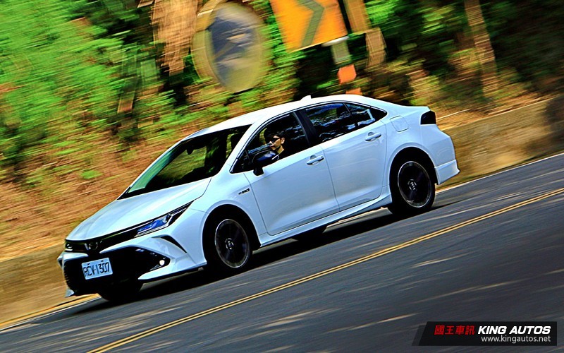 《Toyota Corolla Altis Hybrid GR Sport》或《Ford Focus 四門 EcoBoost 18 《Toyota Corolla Altis Hybrid GR Sport》或《Ford Focus 四門 EcoBoost 18