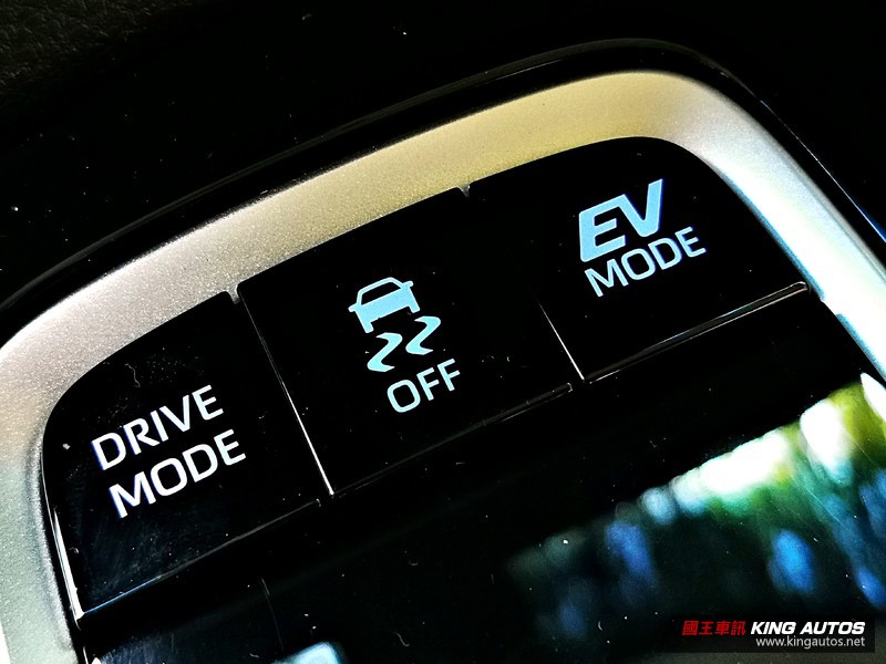 《Toyota Corolla Altis Hybrid GR Sport》或《Ford Focus 四門 EcoBoost 18 《Toyota Corolla Altis Hybrid GR Sport》或《Ford Focus 四門 EcoBoost 18