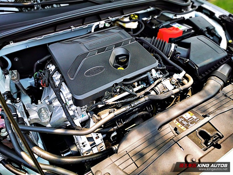 《Toyota Corolla Altis Hybrid GR Sport》或《Ford Focus 四門 EcoBoost 18 《Toyota Corolla Altis Hybrid GR Sport》或《Ford Focus 四門 EcoBoost 18