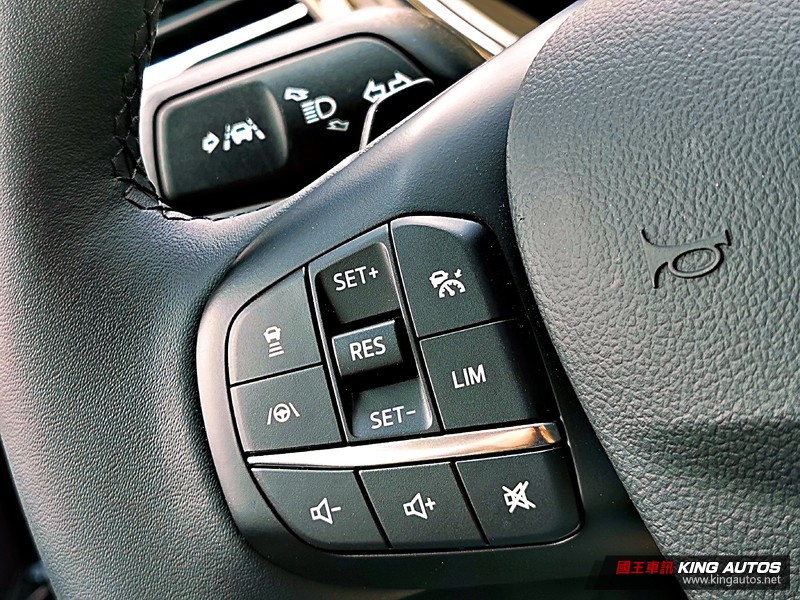 《Toyota Corolla Altis Hybrid GR Sport》或《Ford Focus 四門 EcoBoost 18 《Toyota Corolla Altis Hybrid GR Sport》或《Ford Focus 四門 EcoBoost 18