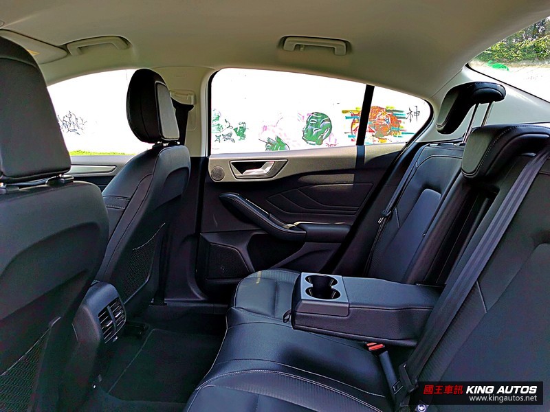 《Toyota Corolla Altis Hybrid GR Sport》或《Ford Focus 四門 EcoBoost 18 《Toyota Corolla Altis Hybrid GR Sport》或《Ford Focus 四門 EcoBoost 18