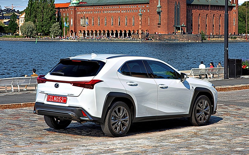 「選車東西軍」之《Mini Countryman》或《Lexus UX》? 僅差3.1萬元,你選哪一款? 「選車東西軍」之《Mini Countryman》或《Lexus UX》? 僅差3.1萬元,你選哪一款?