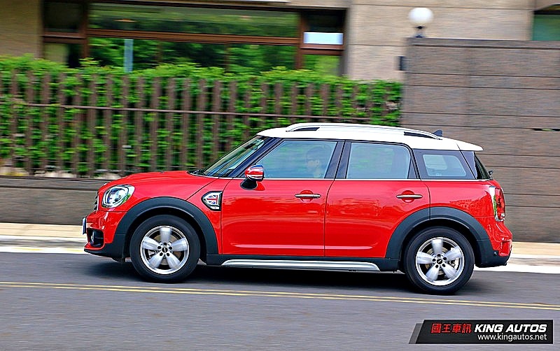 「選車東西軍」之《Mini Countryman》或《Lexus UX》? 僅差3.1萬元,你選哪一款? 「選車東西軍」之《Mini Countryman》或《Lexus UX》? 僅差3.1萬元,你選哪一款?