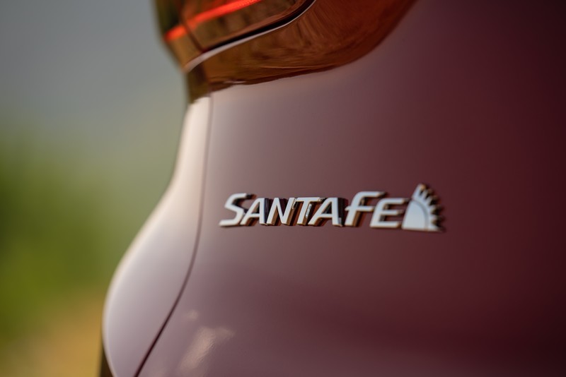 不只是小改？新款《Hyundai Santa Fe》帥氣變臉還帶來電氣化動力與全新平台