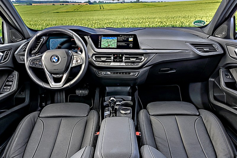 「選車東西軍」之《BMW 118i》或《Mercedes-Benz A 180》? 150萬元入門版,你選哪一款? 「選車東西軍」之《BMW 118i》或《Mercedes-Benz A 180》? 150萬元入門版,你選哪一款?