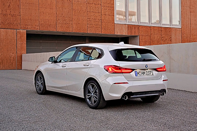 「選車東西軍」之《BMW 118i》或《Mercedes-Benz A 180》? 150萬元入門版,你選哪一款? 「選車東西軍」之《BMW 118i》或《Mercedes-Benz A 180》? 150萬元入門版,你選哪一款?