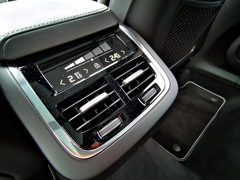 SUV開啟了用車新潮流,Volvo演繹了SUV的家用新魅力。Volvo XC60 B5 R-Design SUV開啟了用車新潮流,Volvo演繹了SUV的家用新魅力。Volvo XC60 B5 R-Design