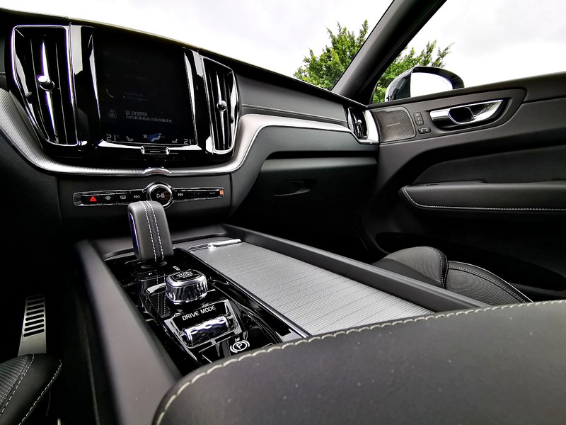 SUV開啟了用車新潮流,Volvo演繹了SUV的家用新魅力。Volvo XC60 B5 R-Design SUV開啟了用車新潮流,Volvo演繹了SUV的家用新魅力。Volvo XC60 B5 R-Design