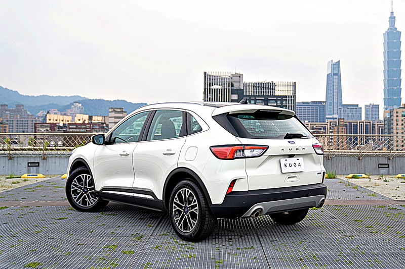 Ford Kuga EcoBoost 180 旗艦型紙上規配大比拚! 能否成功挑戰同級距進口/國產銷售盟主的RAV4與CR-V? Ford Kuga EcoBoost 180 旗艦型紙上規配大比拚! 能否成功挑戰同級距進口/國產銷售盟主的RAV4與CR-V?
