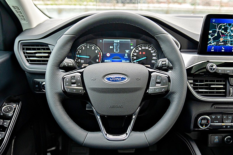 《Ford Kuga EcoBoost 180 旗艦型》試駕︱ 駕馭性能出色、同級最強安全配備的主力戰將! 《Ford Kuga EcoBoost 180 旗艦型》試駕︱ 駕馭性能出色、同級最強安全配備的主力戰將!