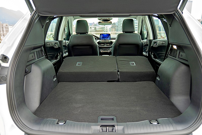 《Ford Kuga EcoBoost 180 旗艦型》試駕︱ 駕馭性能出色、同級最強安全配備的主力戰將! 《Ford Kuga EcoBoost 180 旗艦型》試駕︱ 駕馭性能出色、同級最強安全配備的主力戰將!