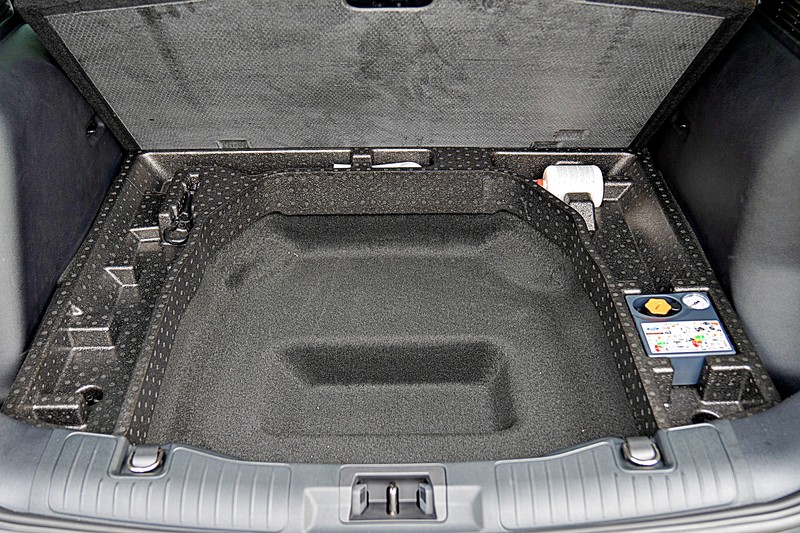 《Ford Kuga EcoBoost 180 旗艦型》試駕︱ 駕馭性能出色、同級最強安全配備的主力戰將! 《Ford Kuga EcoBoost 180 旗艦型》試駕︱ 駕馭性能出色、同級最強安全配備的主力戰將!