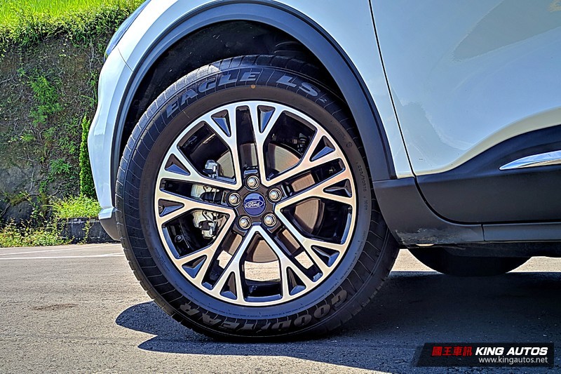 《Ford Kuga EcoBoost 180 旗艦型》試駕︱ 駕馭性能出色、同級最強安全配備的主力戰將! 《Ford Kuga EcoBoost 180 旗艦型》試駕︱ 駕馭性能出色、同級最強安全配備的主力戰將!