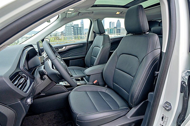 《Ford Kuga EcoBoost 180 旗艦型》試駕︱ 駕馭性能出色、同級最強安全配備的主力戰將! 《Ford Kuga EcoBoost 180 旗艦型》試駕︱ 駕馭性能出色、同級最強安全配備的主力戰將!