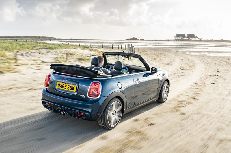 《Mini》夏日巡迴展開跑 限量版《Mini Cabrio Sidewalk Edition》198萬元同步登場 《Mini》夏日巡迴展開跑 限量版《Mini Cabrio Sidewalk Edition》198萬元同步登場