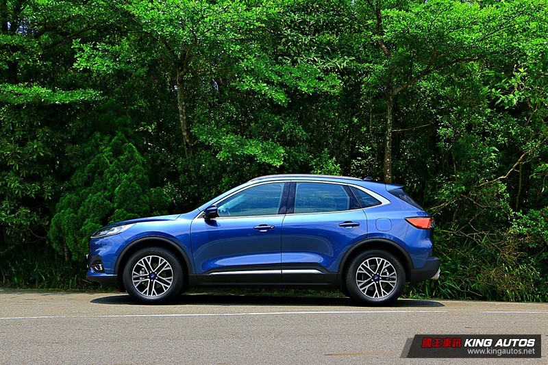 百萬中型休旅主流戰場! 《Ford Kuga EcoBoost 180 旗艦型》 vs. 《Toyota RAV4 2.0旗艦型》 百萬中型休旅主流戰場! 《Ford Kuga EcoBoost 180 旗艦型》 vs. 《Toyota RAV4 2.0旗艦型》
