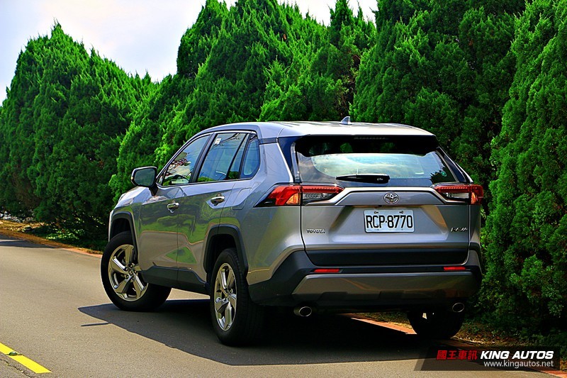 百萬中型休旅主流戰場! 《Ford Kuga EcoBoost 180 旗艦型》 vs. 《Toyota RAV4 2.0旗艦型》 百萬中型休旅主流戰場! 《Ford Kuga EcoBoost 180 旗艦型》 vs. 《Toyota RAV4 2.0旗艦型》